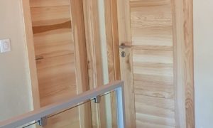 Fabrication et pose de portes en frêne massif  , finition vernis