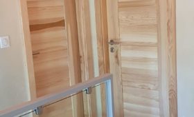 Fabrication et pose de portes en frêne massif  , finition vernis