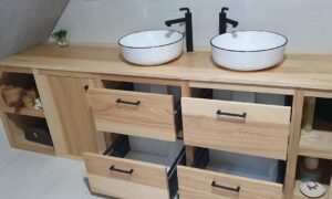 Fabrication et pose de 2 meubles de salle de bain en bois frêne massif