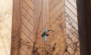 Fabrication et pose d'une porte d'entrée en chêne massif