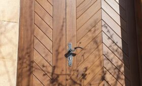 Fabrication et pose d'une porte d'entrée en chêne massif