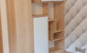 Fabrication et pose d'un ensemble rangement déco en bois massif frêne et MDF laqué blanc.