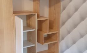 Fabrication et pose d'un ensemble rangement déco en bois massif frêne et MDF laqué blanc.