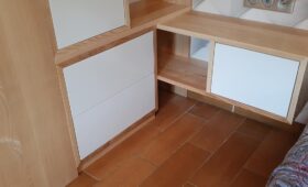 Fabrication et pose d'un ensemble rangement déco en bois massif frêne et MDF laqué blanc.