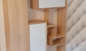 Fabrication et pose d'un ensemble rangement déco en bois massif frêne et MDF laqué blanc.