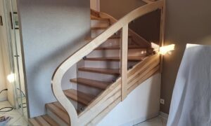 Habillage en bois frêne d'un escalier béton, pose d’une balustre, parquet et porte