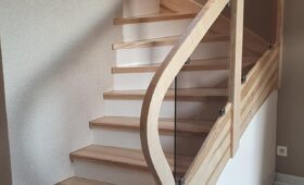 Habillage en bois frêne d'un escalier béton, pose d’une balustre, parquet et porte