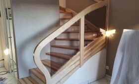 Habillage en bois frêne d'un escalier béton, pose d’une balustre, parquet et porte
