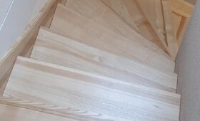 Habillage en bois frêne d'un escalier béton, pose d’une balustre, parquet et porte