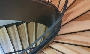 Habillage d'un escalier béton en bois massif frêne