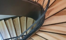 Habillage d'un escalier béton en bois massif frêne