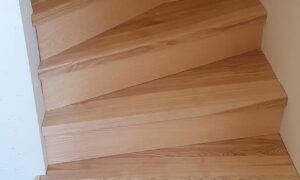 Habillage en bois de frêne massif  d’un escalier béton