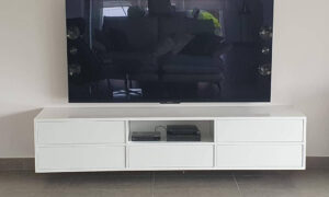 Fabrication et pose d'un meuble tv finition laquée blanche