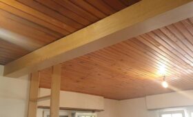 Fabrication et pose d'un petit meuble d'entrée blanc et bois chêne, raccord entre les sols par seuil bois et fausse poutre au plafond, ponçage et vernissage du parquet : avant travaux