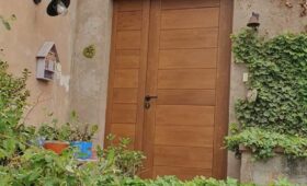 Fabrication et pose d'une porte d'entrée en chêne massif