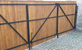 Rénovation d’un portail en bois avec cadre métallique : après travaux