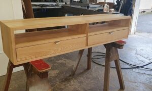Fabrication d’un meuble TV en bois de frêne massif