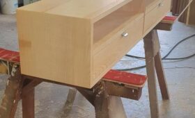 Fabrication d’un meuble TV en bois de frêne massif