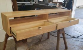 Fabrication d’un meuble TV en bois de frêne massif