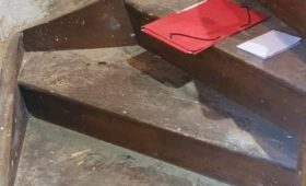 Habillage et rénovation d’escaliers en frêne massif : avant travaux