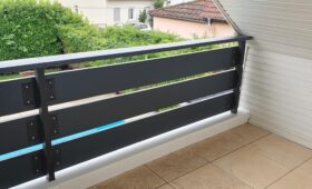 Fabrication et pose de balustres de balcon en bois Douglas