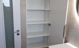 Fabrication et pose d’une porte et d’un placard de salle de bain