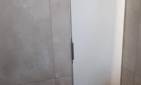 Fabrication et pose d’une porte et d’un placard de salle de bain