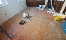 Ponçage et vernissage de parquets anciens : pendant les travaux