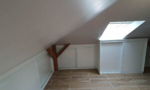 Réalisation et pose d'un agencement sous pente avec portes coulissantes