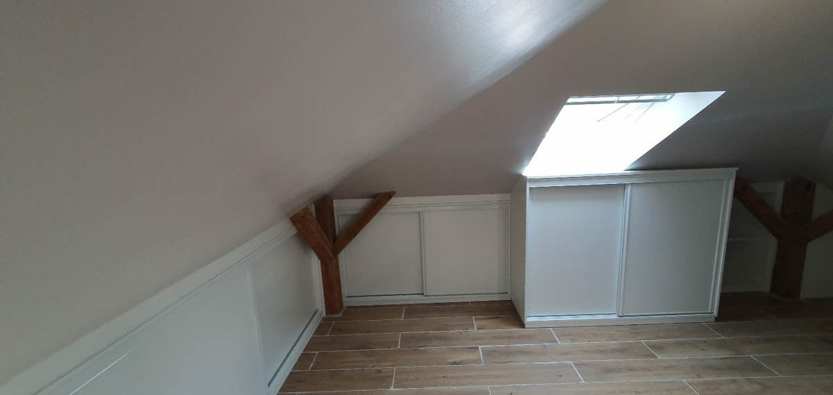 Réalisation et pose d'un agencement sous pente avec portes coulissantes