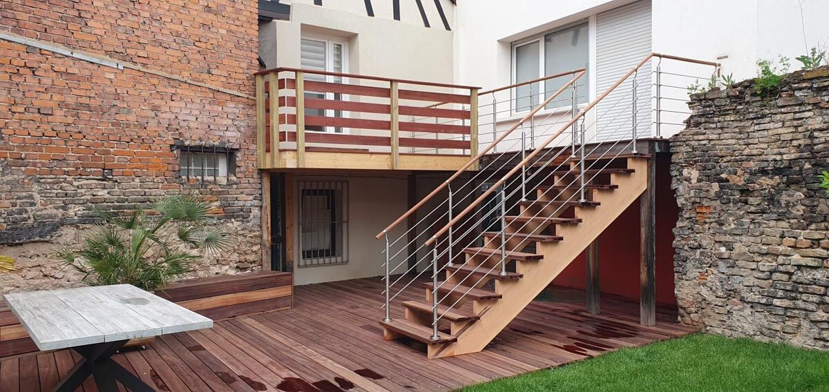 Remplacement complet d'une grande terrasse avec 2 balcons et un escalier en bois Padouk