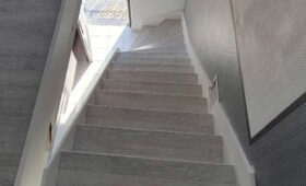 Habillage d’escalier avec revêtement de sol stratifié