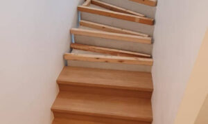 Habillage en bois de chêne d'un escalier béton