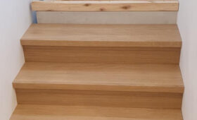 Habillage en bois de chêne d'un escalier béton