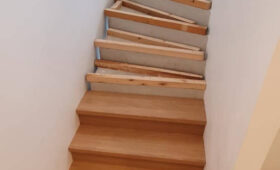 Habillage en bois de chêne d'un escalier béton