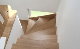 Habillage en bois de chêne d'un escalier béton