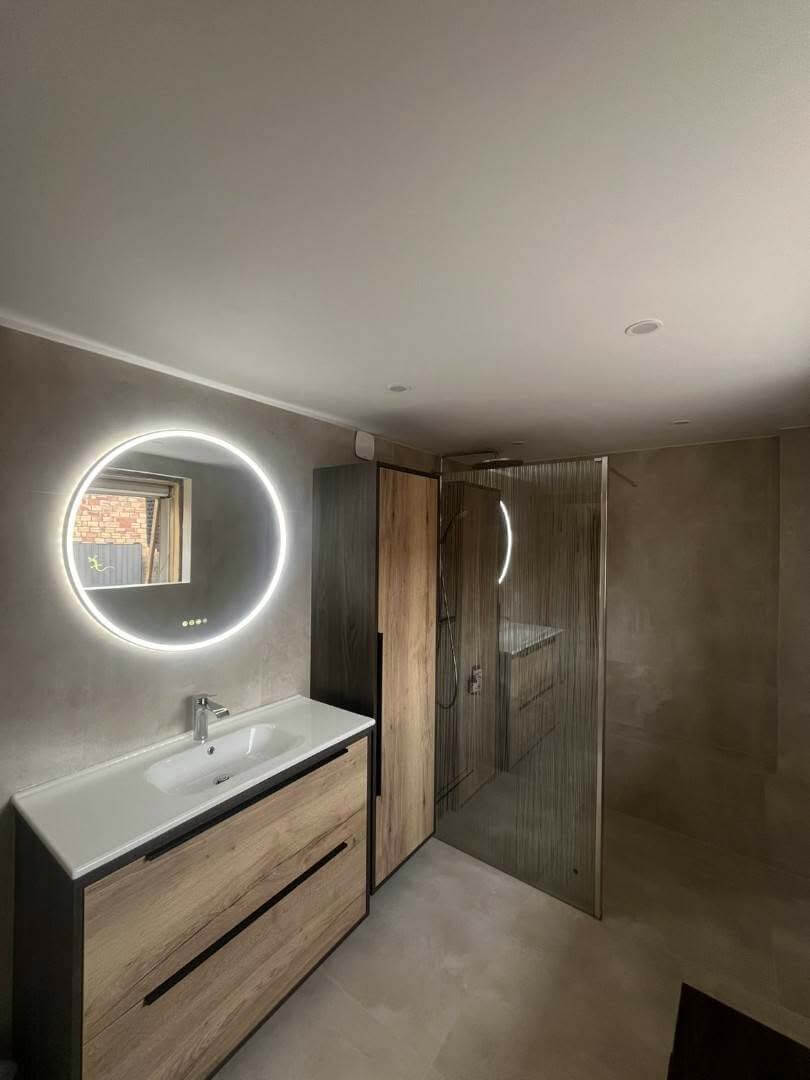 Fabrication et pose de meubles de salle de bain sur mesure