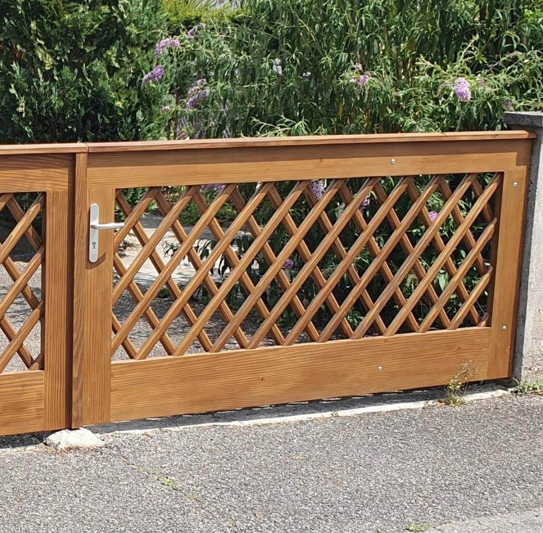 Fabrication et pose à l'identique d'un portail en bois Douglas