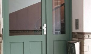 Porte d'entrée d'immeuble vitrée à deux vantaux, fabriquée et posée par Menuiserie Huber (Haguenau)
