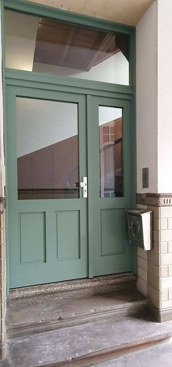 Porte d'entrée d'immeuble vitrée à deux vantaux, fabriquée et posée par Menuiserie Huber (Haguenau)